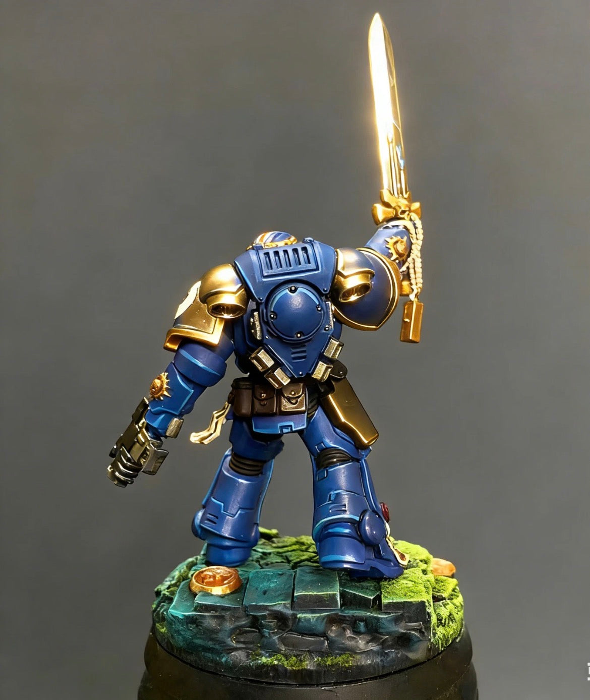 Warhammer 40K Space Marines Lieutenant With Power Sword