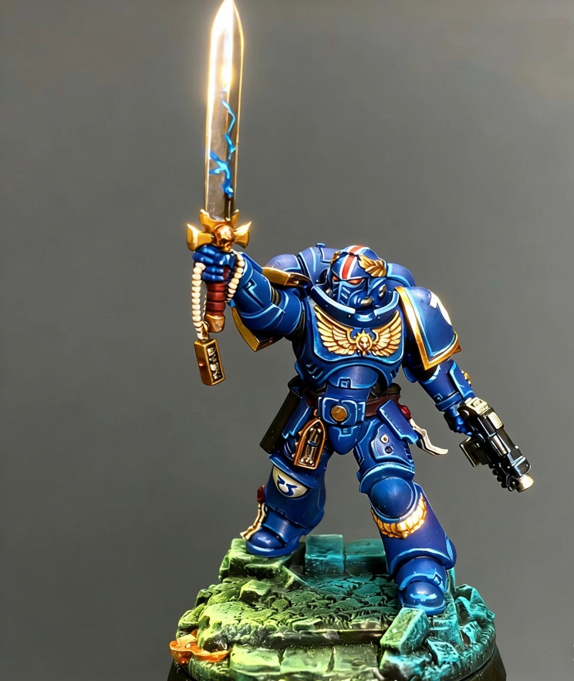 Warhammer 40K Space Marines Lieutenant With Power Sword