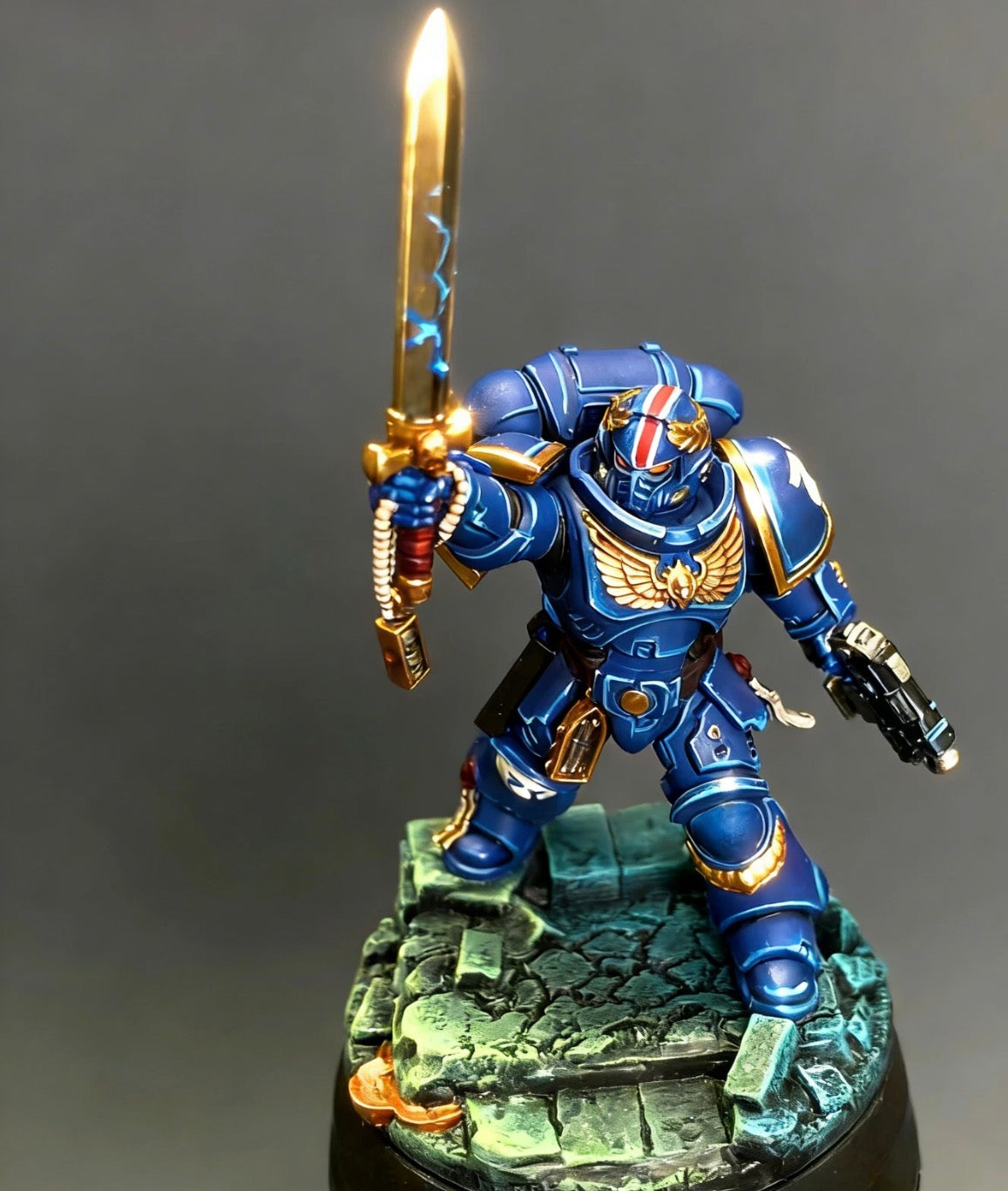 Warhammer 40K Space Marines Lieutenant With Power Sword