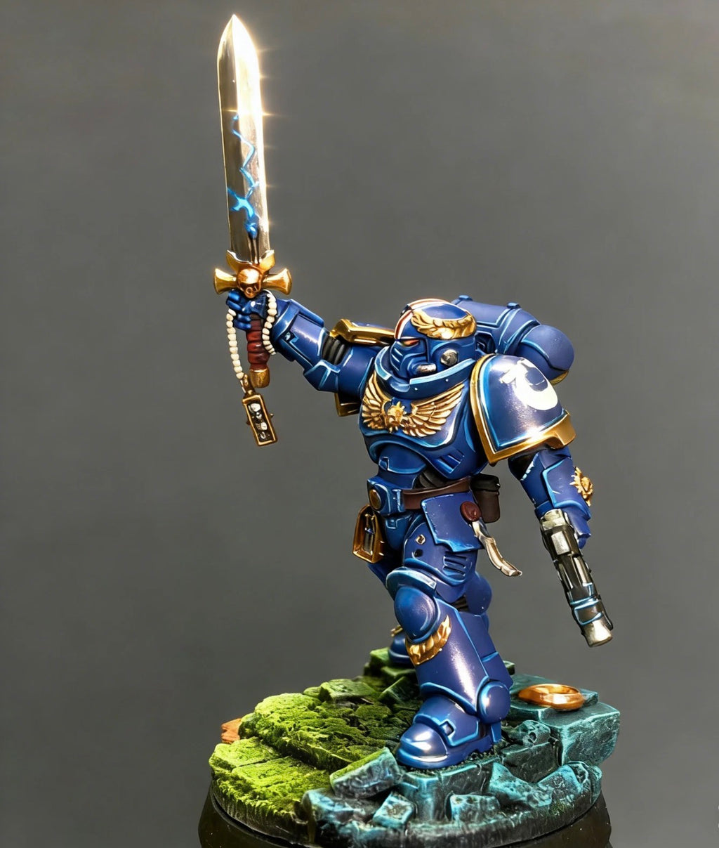 Warhammer 40K Space Marines Lieutenant With Power Sword