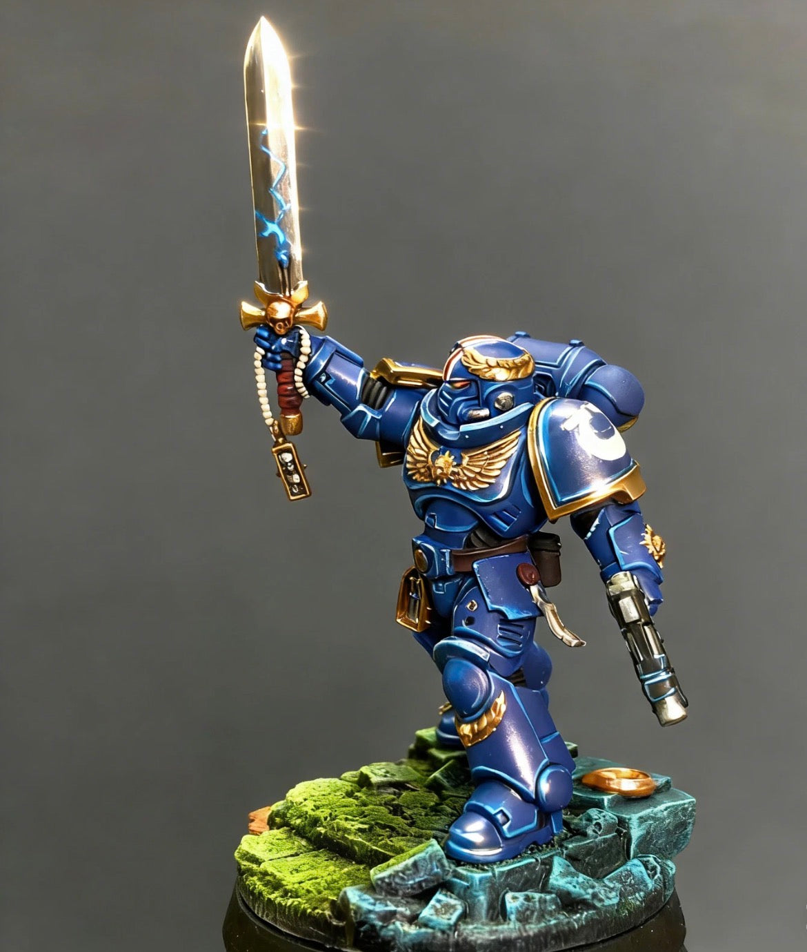 Warhammer 40K Space Marines Lieutenant With Power Sword