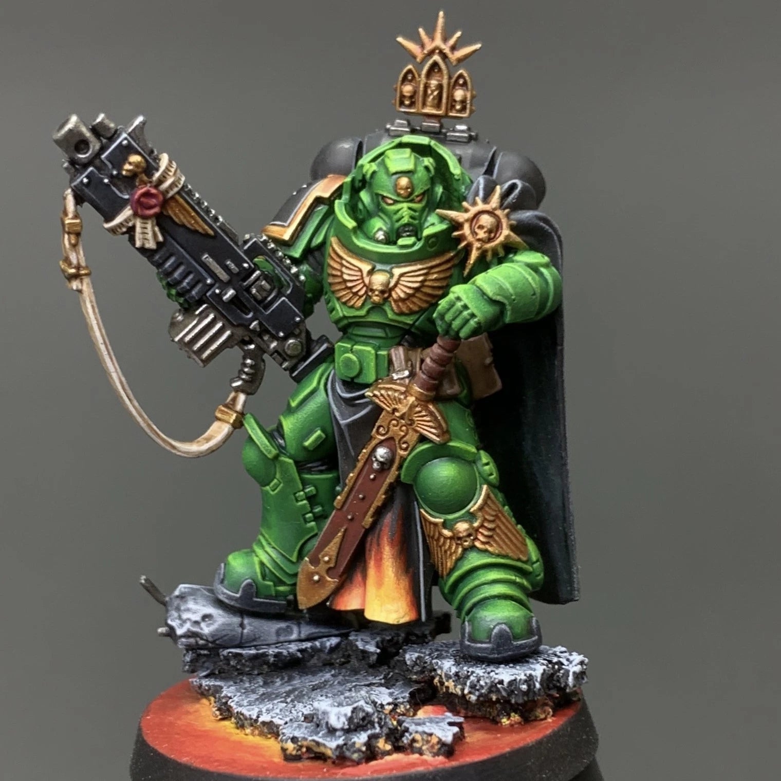 Warhammer 40K Captain With Master-Crafted Heavy Bolt Rifle Salamanders Painted